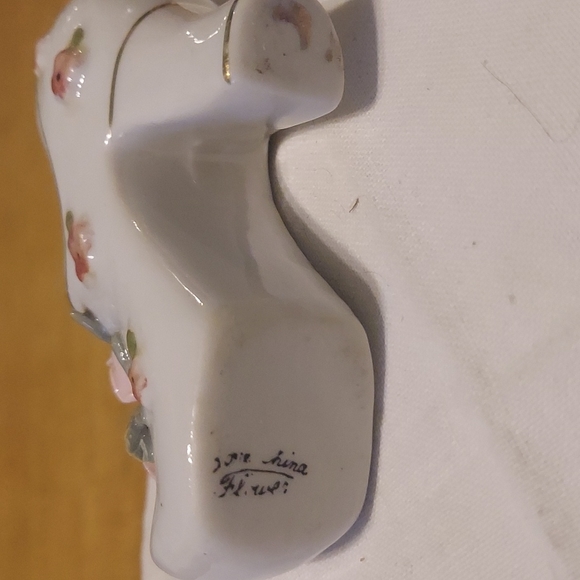 VINTAGE 1950's WOMAN'S WHITE PORCELAIN SHOE FIGURINE - PINK ROSES & GOLD TRIM - Picture 4 of 4